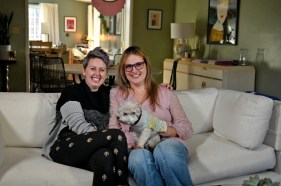 hulu记录片描述中西部LGBTZL生活后Nia和KatieChiaramonte从爱荷华州向巴尔的摩县迁移家庭