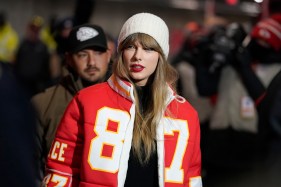 陶森大学毕业生Kristin Juszczyk自定义夹克由Taylor Swift在堪萨斯市主管和迈阿密海豚周六晚NFL野卡决赛上穿戴